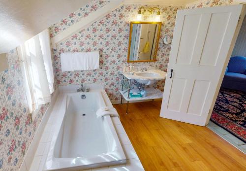 a bathroom with a bath tub and a sink at The Red Lion Inn in Stockbridge
