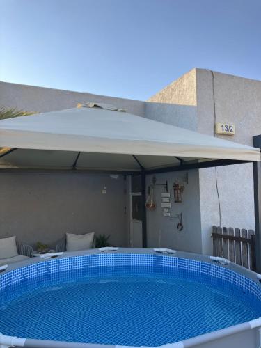 Der Swimmingpool an oder in der Nähe von Sea & Desert Retreat