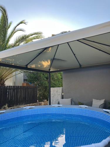 Der Swimmingpool an oder in der Nähe von Sea & Desert Retreat