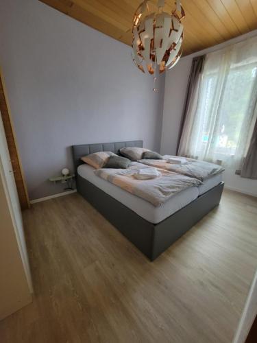 a bedroom with a bed and a chandelier at Das Düsselapartment in Haan