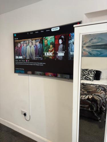 TV/Unterhaltungsangebot in der Unterkunft Private Minimalist 2 Bedroom Apartment with Netflix