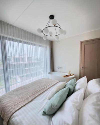 Luxurious Seaside Penthouseにあるベッド