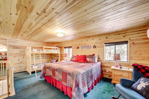 Ένα ή περισσότερα κρεβάτια σε δωμάτιο στο Forested Payson Cabin By Mogollon Rim Hike and Play