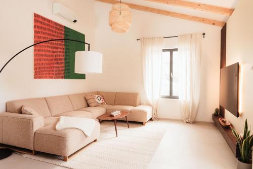 a living room with a couch and a tv at Villa Vicenta in Svetvinčenat