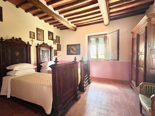 a bedroom with two beds and a window at Agriturismo La Palazzina in Palaia