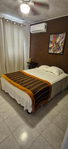 a bedroom with a large bed in a room at Alojamiento cómodo en Cancún in Cancún