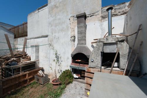 an outdoor pizza oven on the side of a building at Salento dream in Trepuzzi