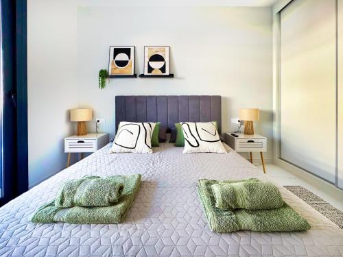 Postel nebo postele na pokoji v ubytování Luxury Ground Floor Apartment in Flamenca Village