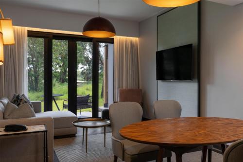 Televisyen dan/atau pusat hiburan di Radisson Blu Mosi-oa-Tunya Livingstone Resort