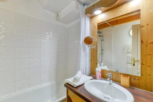 a bathroom with a sink and a bath tub at Lumières du Lac in Lugrin
