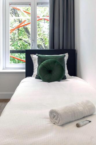 Katil atau katil-katil dalam bilik di New 2br Home With Wifi Close To City Center