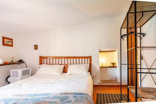 Civitella dʼAglianoにあるCivitella Relaisの白いベッドと窓のある寝室
