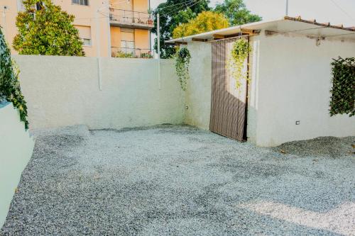 a driveway with a gate and a building at B&B Etesia in Vibo Valentia