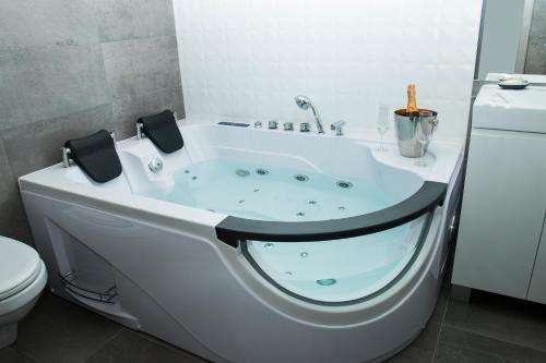 Un baño de Leo Apartments Main Square