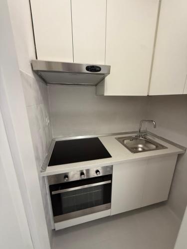 eine kleine Küche mit Spüle und Herd in der Unterkunft Casa Celeste b&b Navigli in Mailand