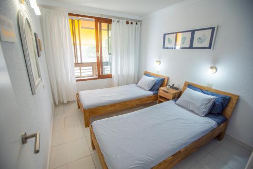 Ένα ή περισσότερα κρεβάτια σε δωμάτιο στο Doñana Apartamento Sunset first line to the beach