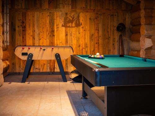 a ping pong table in a room with a pool table at Chalet Inuit in Font Romeu Odeillo Via