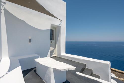 a white house with a view of the ocean at CALDERA CASABLANCA in Ano Meria