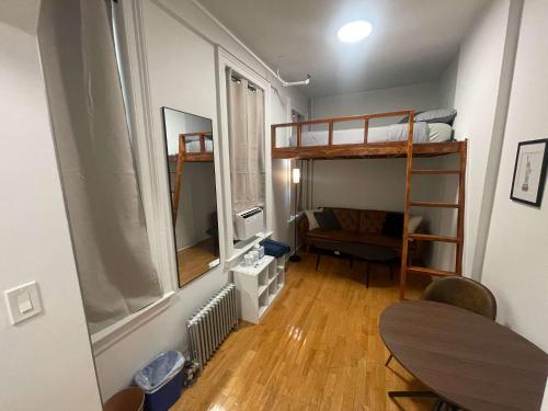 Χώρος καθιστικού στο Renovated Studio in Union Square