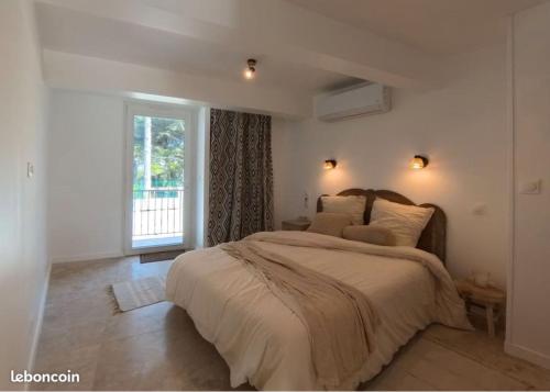 เตียงในห้องที่ Cocon d'Azur - accès mer