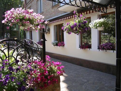 a house with flowers on the side of it at Gallery Hotel Gintama Apgrade in Kyiv