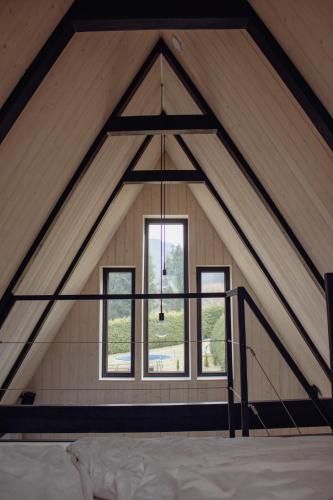 una habitación con una ventana grande en un granero en Chatička Artoa, en Ludvíkov