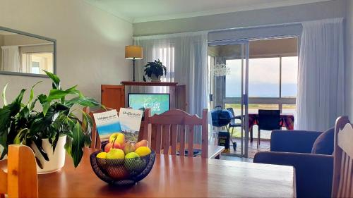 TV a/nebo společenská místnost v ubytování Lagoon & Ocean View Retreat