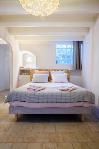 เตียงในห้องที่ Apt Cezanne
