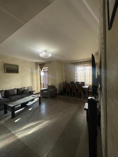 2 bed 2 bath spacious apartment