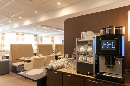 Utensilios para hacer té y café en Hermes Hotel Oldenburg