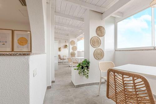 a room with white walls and a table and chairs at Barceloneta Experience Suite & Rooms in Alghero