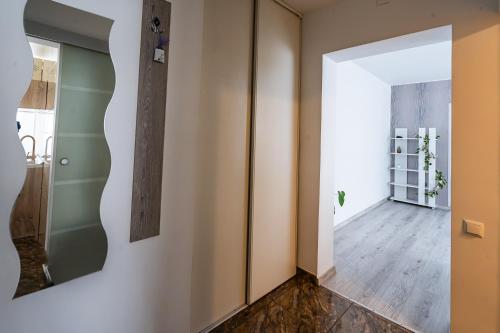a hallway with white walls and wood floors at Apartament Benicarlo1 in Brad