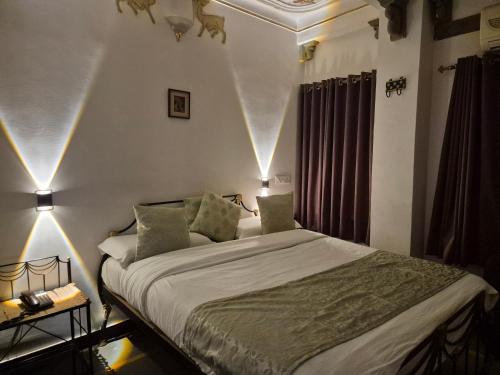 Ένα ή περισσότερα κρεβάτια σε δωμάτιο στο Hotel Mewar Haveli - At Lake Pichola