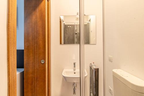 a bathroom with a sink and a mirror at Barceloneta Experience Suite & Rooms in Alghero