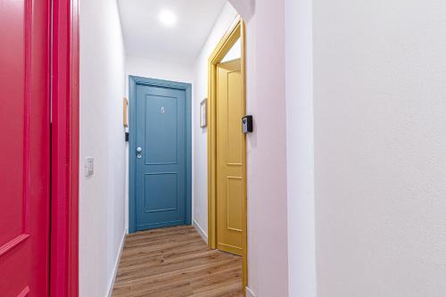 a hallway with two different colored doors at Barceloneta Experience Suite & Rooms in Alghero
