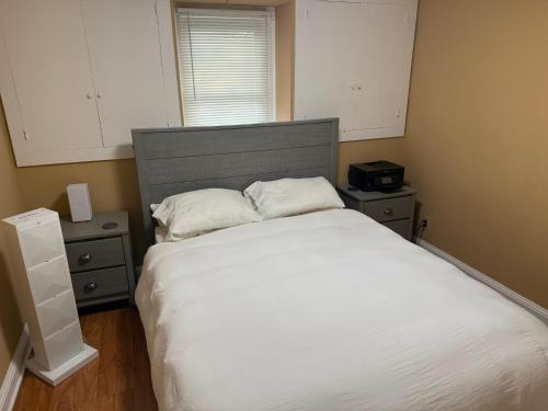 Comfy 1 Br Hide Away Apt W Garage Parkingにあるベッド