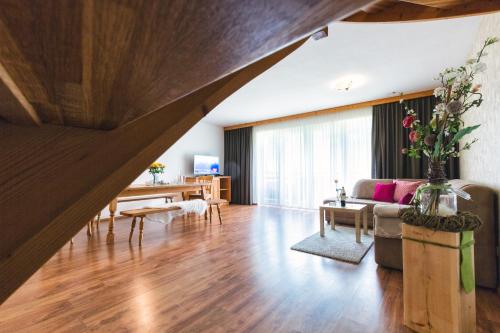 ein Wohnzimmer mit einem Sofa und einem Tisch in der Unterkunft Apparthotel AlpenChalet in Neukirchen am Großvenediger