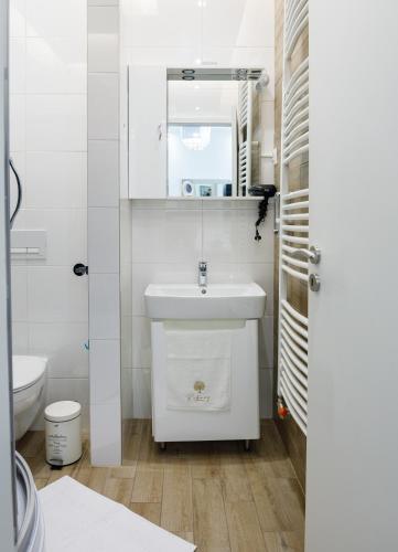 Ένα μπάνιο στο Rebany Apartman 2 Free parking