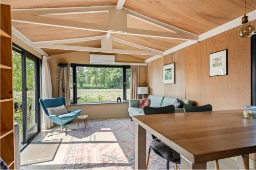 a living room with a table and chairs at Chalet "naast de Schoppe" in Aalten