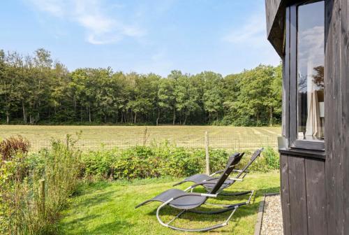 a couple of chairs sitting on the side of a building at Chalet "naast de Schoppe" in Aalten