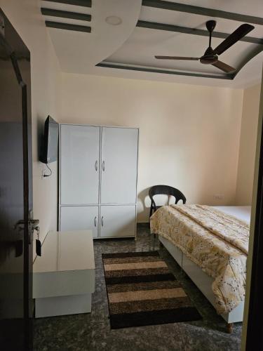 Ein Bett oder Betten in einem Zimmer der Unterkunft Tushar Guest House