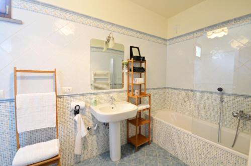 A bathroom at Il Borgo di San Gervasio