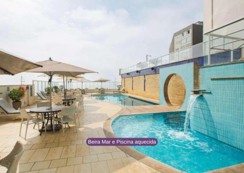 Der Swimmingpool an oder in der Nähe von Mercure Camboriu