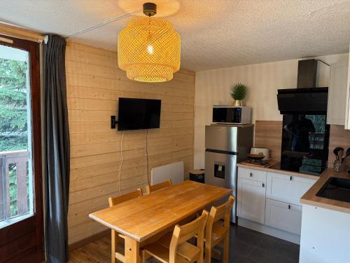 une cuisine avec une table en bois et une salle à manger dans l'établissement Résidence Alpina 1, à Les Deux Alpes