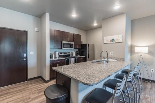 Dapur atau dapur kecil di Modern Stay Near Jack Trice Stadium - Walk to ISU