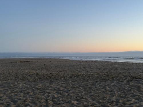 a sandy beach with the ocean in the background at Seahorse Oceanfront Lodge in Lincoln City