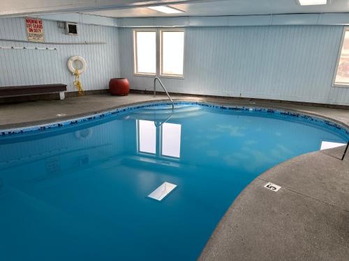 a swimming pool with blue water in a building at Seahorse Oceanfront Lodge in Lincoln City