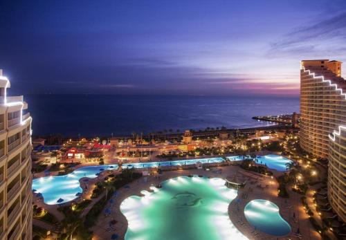 - Vistas a un complejo con piscina por la noche en Porto Elsokhna, en Ain Sokhna