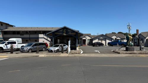 a parking lot with cars parked in front of a building at Seahorse Oceanfront Lodge in Lincoln City