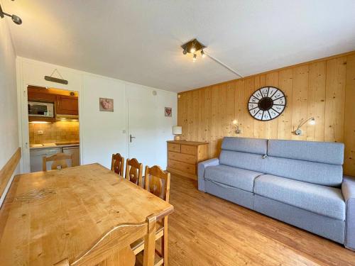 un salon avec un canapé bleu et une table dans l'établissement Appartement avec balcon, aux pieds des pistes, 5 pers - La Croisette, Les Ménuires - FR-1-452-250, aux Menuires